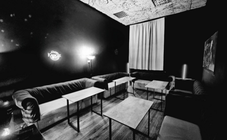 Арендовать Типичный Питер. Тёмный лофт с логотипами групп 90-х