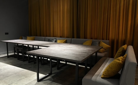 Арендовать Атмосферный зал с караоке