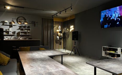 Арендовать Атмосферный зал с караоке