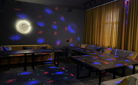 Арендовать Атмосферный зал с караоке