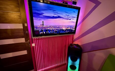 Арендовать Яркий двухуровневый лофт. Телевизор с большой колонкой