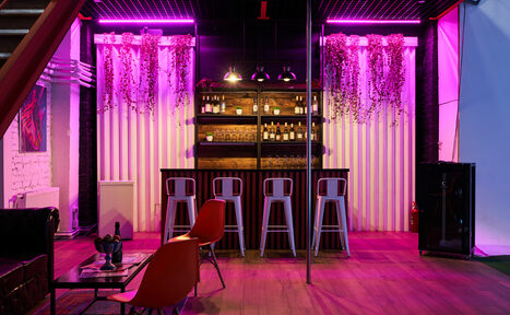 Арендовать Двухуровневый лофт из белого кирпича