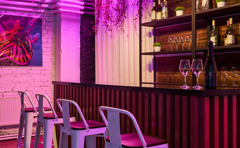 Арендовать Двухуровневый лофт из белого кирпича