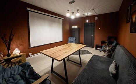 Арендовать Тёмная комната с проектором