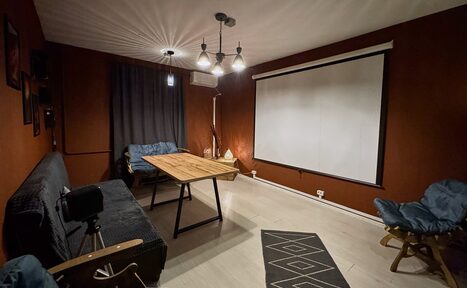 Арендовать Тёмная комната с проектором