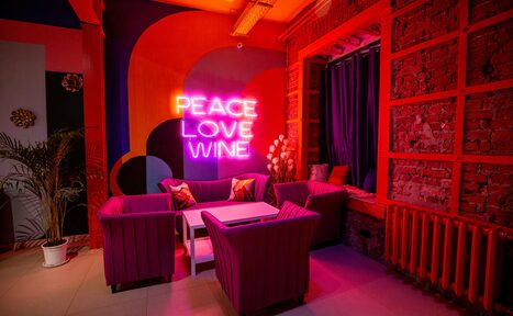 Арендовать Лофт-зал с ярким цветами