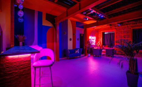 Арендовать Лофт-зал с ярким цветами