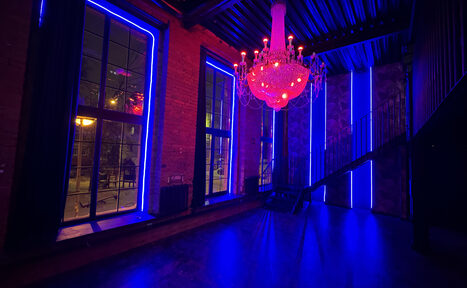 Арендовать Тёмный лофт-зал с двумя этажами