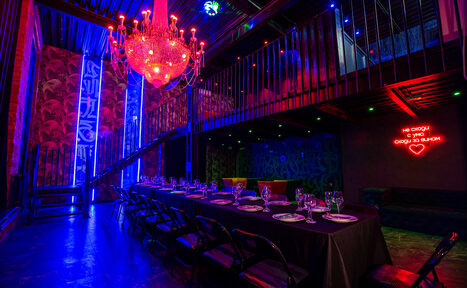 Арендовать Тёмный лофт-зал с двумя этажами