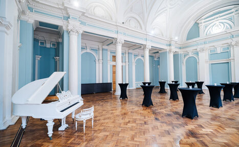 Арендовать Светлый зал в классическом стиле