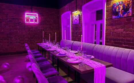 Арендовать Тёмный караоке лофт-зал