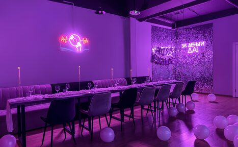 Арендовать Просторный лофт-зал с неоном