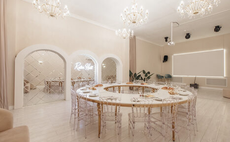 Арендовать Просторный зал со сценой