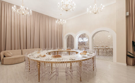 Арендовать Просторный зал со сценой