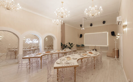 Арендовать Просторный зал со сценой