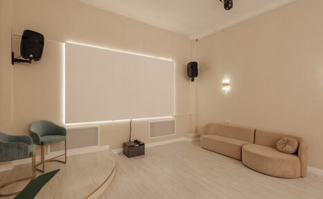 Арендовать Просторный зал со сценой