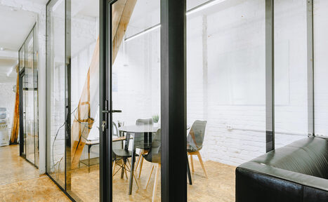 Арендовать Переговорная со стеклянной стеной