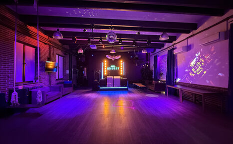 Арендовать Лофт со сценической аппаратурой, грилем и верандой