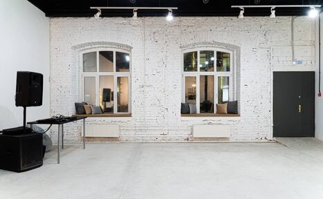 Арендовать Clever Loft (Клевер лофт). Светлый лофт с большими окнами и выходом на веранду