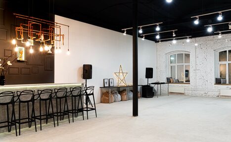 Арендовать Clever Loft (Клевер лофт). Светлый лофт с большими окнами и выходом на веранду