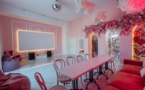 Арендовать Зал Барби. Лофт с нежными цветами