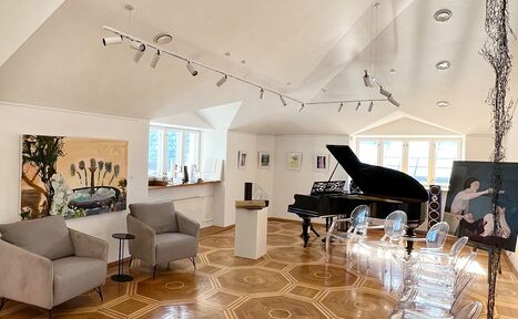 Арендовать Высота. Эстетичное пространство с картинами