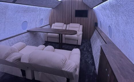 Арендовать Goldy (Голди). Зал с интерьером частного самолёта
