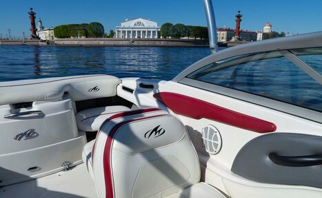 Арендовать Современный катер для небольших компаний