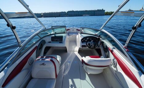 Арендовать Современный катер для небольших компаний