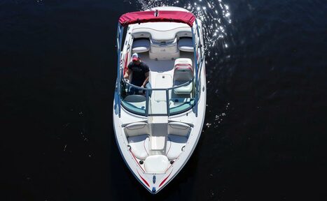 Арендовать Современный катер для небольших компаний