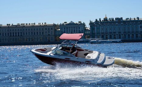 Арендовать Современный катер для небольших компаний