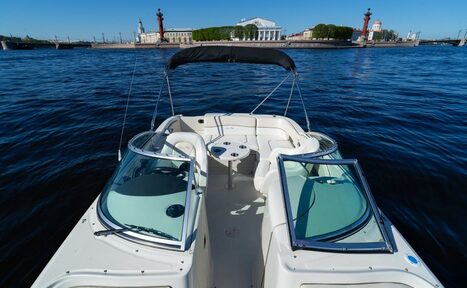 Арендовать Стильный катер с акустической системой