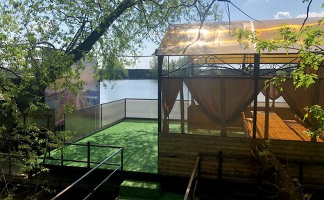 Арендовать Беседка на воде с мангалом для пикника на 30 человек