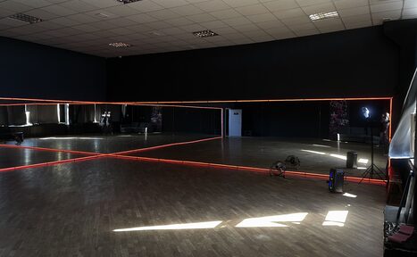 Арендовать Black Angels (Чёрные ангелы). Зал с зеркалами для танцев, практик и фитнеса