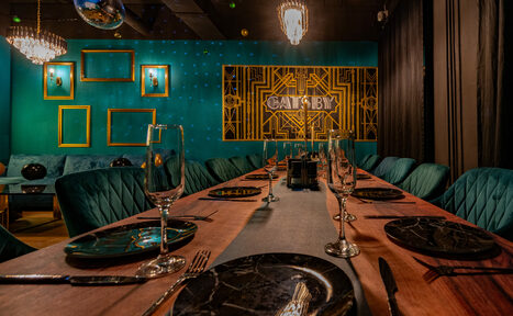 Арендовать Gatsby. Стильный тематический лофт в черно-золотых цветах 