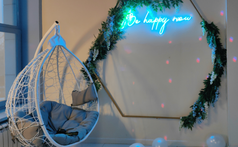 Арендовать Happy. Светлый лофт с уютной фотозоной, неоном и караоке