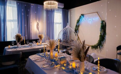 Арендовать Хэппи. Светлый лофт с уютной фотозоной, неоном и караоке