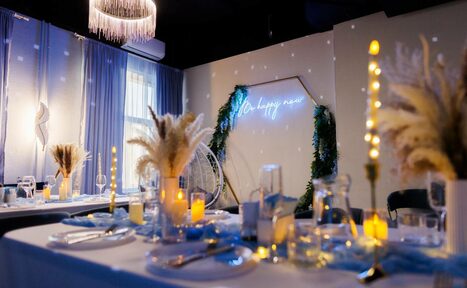 Арендовать Хэппи. Светлый лофт с уютной фотозоной, неоном и караоке