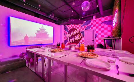 Арендовать Dance. Современный лофт с фотозоной, караоке и диско-шаром