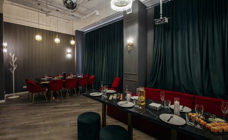 Арендовать Rubin Loft (Рубин Лофт). Лофт Вегас. Современное помещение с паркетным полом и высокими потолками. Столы с посудой и закусками, красные и зелёные стулья. Потолочные и настенные светильники. Тёмные шторы, серые стены. Декоративное зеркало-шар на потолке.