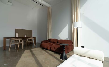 Арендовать Просторный зал в теплых тонах на Васильевском острове