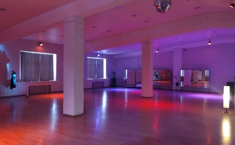 Арендовать Танцевальный зал с колоннами 