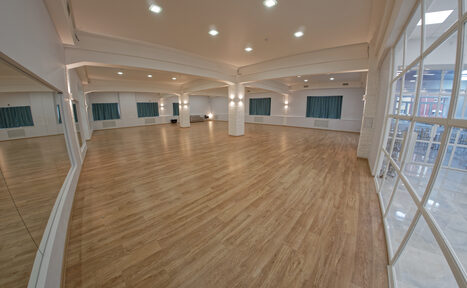 Арендовать Танцевальный зал на 100 человек