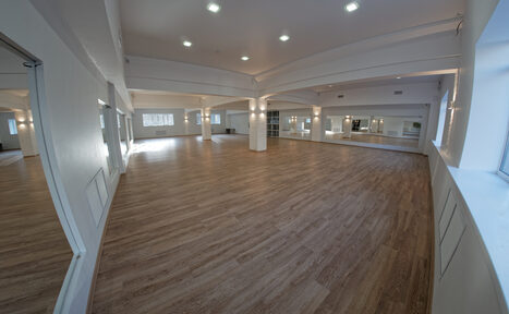 Арендовать Светлый танцевальный зал на 100 человек