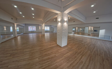 Арендовать Светлый танцевальный зал на 100 человек