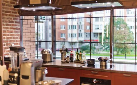 Арендовать Лофт с кухней, панорамными окнами и верандой