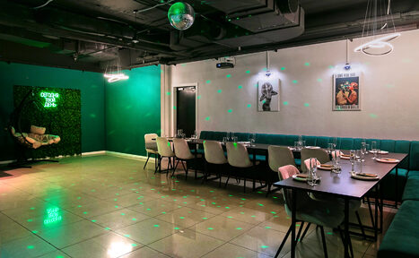 Арендовать Просторный лофт-зал в зелёных цветах