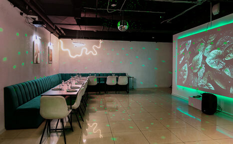 Арендовать Просторный лофт-зал в зелёных цветах