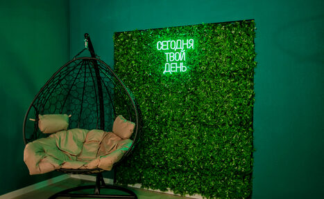 Арендовать Просторный лофт-зал в зелёных цветах