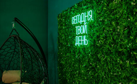 Арендовать Просторный лофт-зал в зелёных цветах